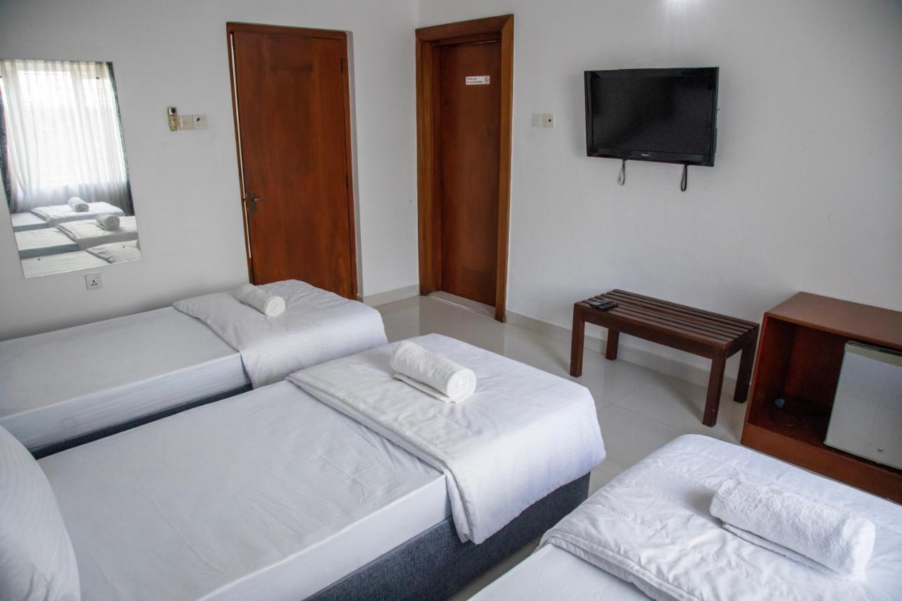 Funk Bunks - By The Lake Kandy Exterior foto
