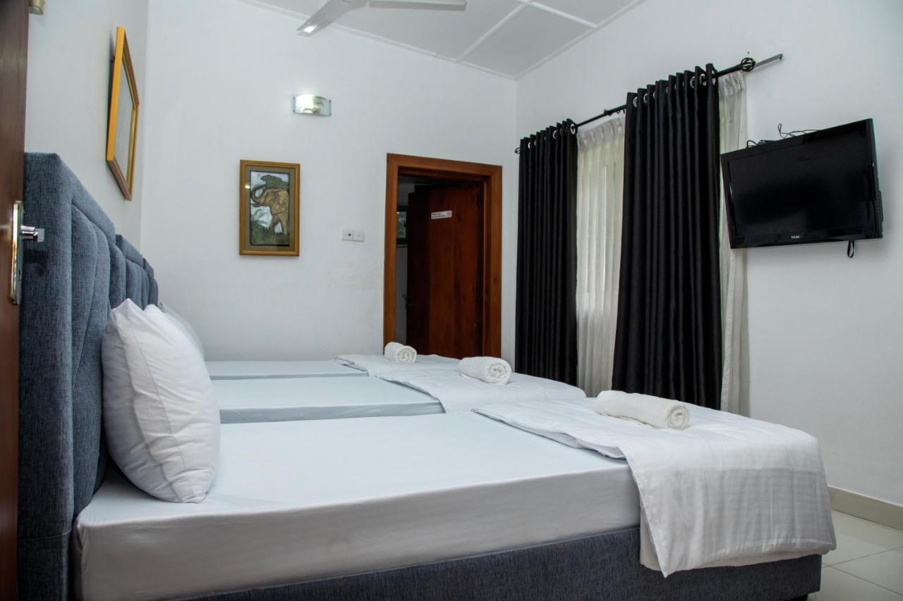 Funk Bunks - By The Lake Kandy Exterior foto