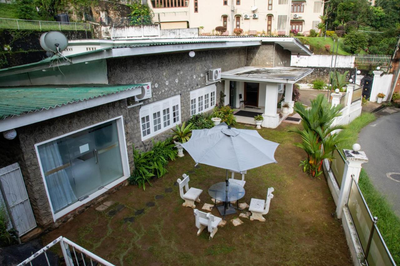 Funk Bunks - By The Lake Kandy Exterior foto