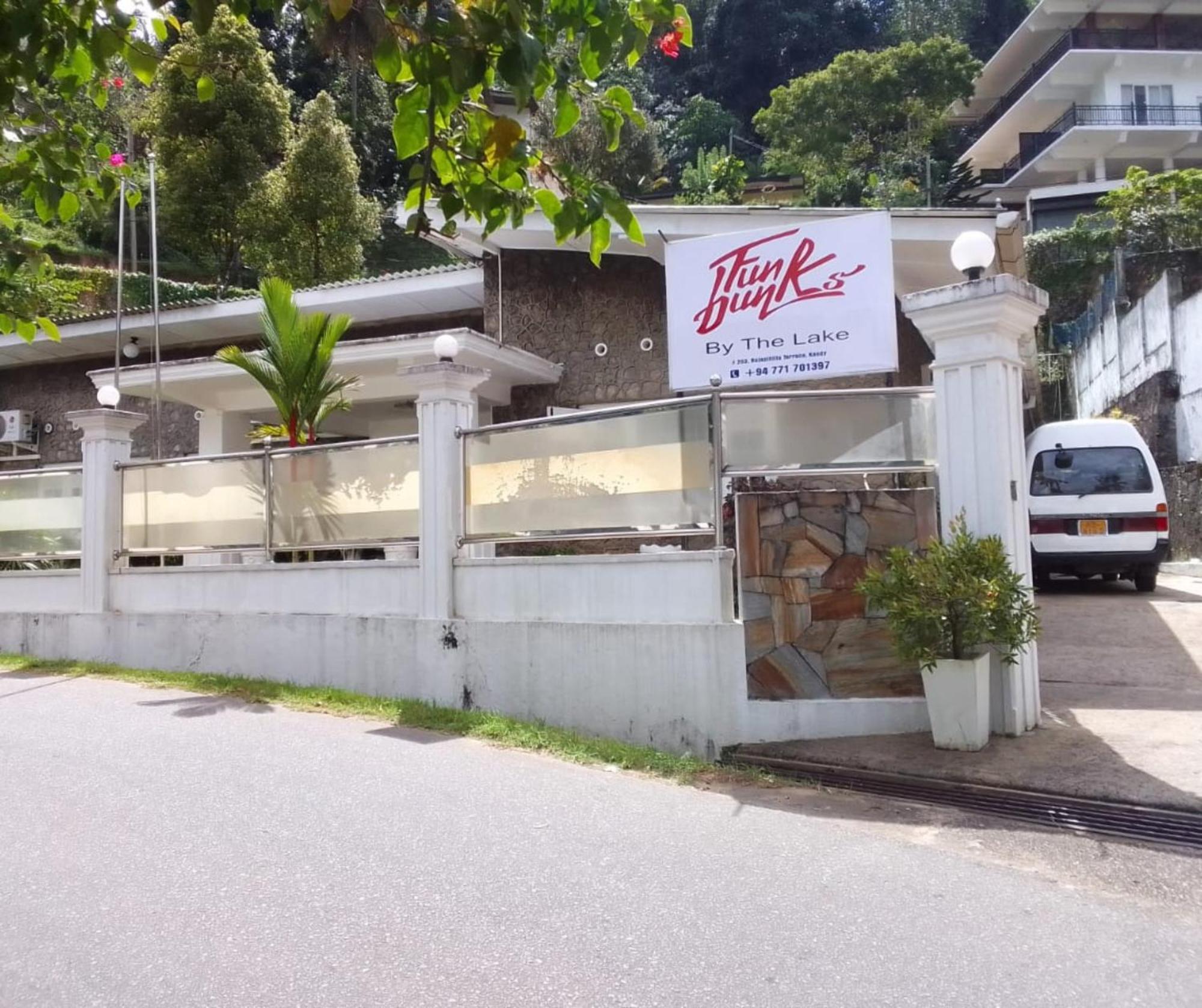 Funk Bunks - By The Lake Kandy Exterior foto