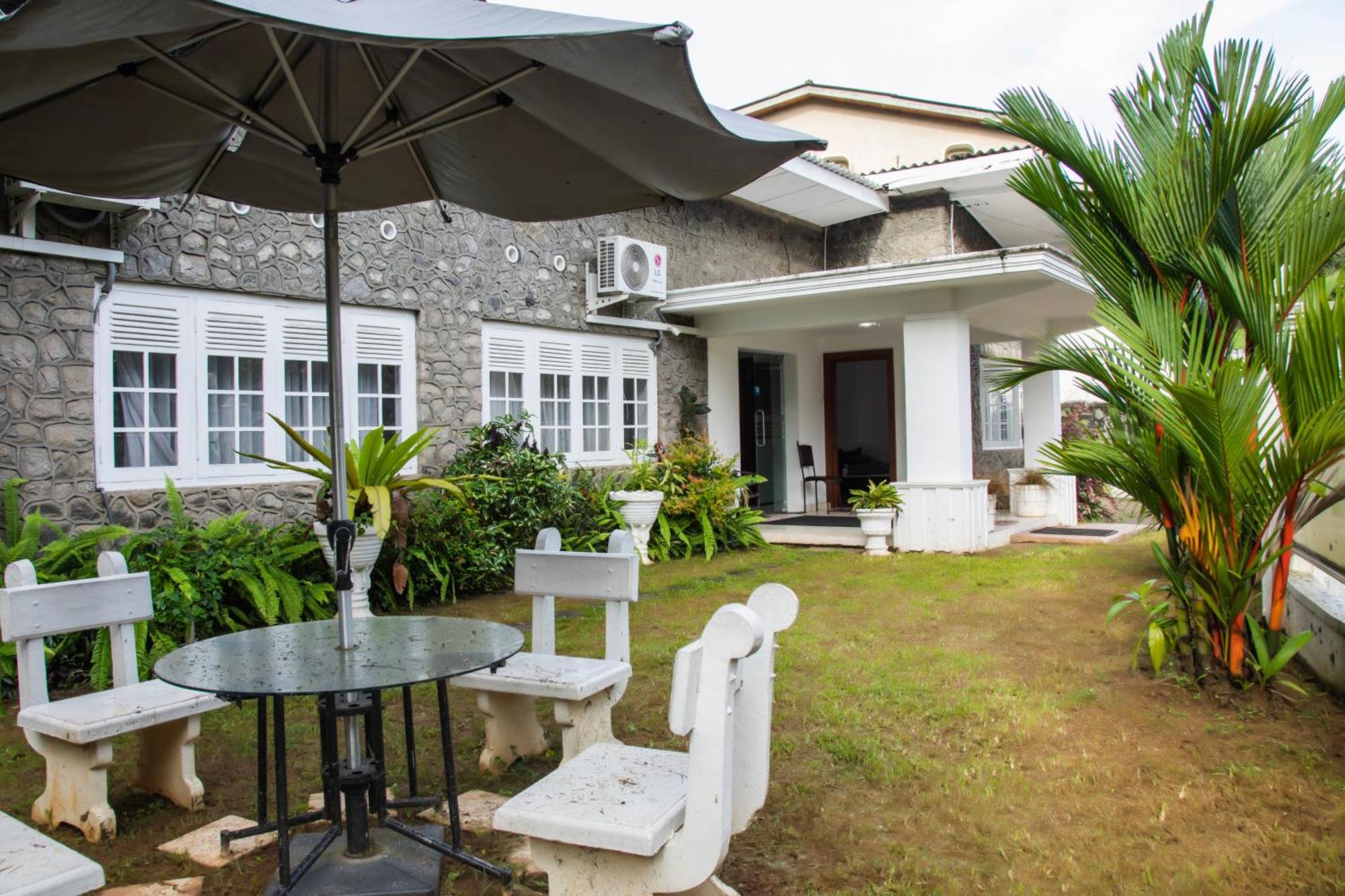 Funk Bunks - By The Lake Kandy Exterior foto